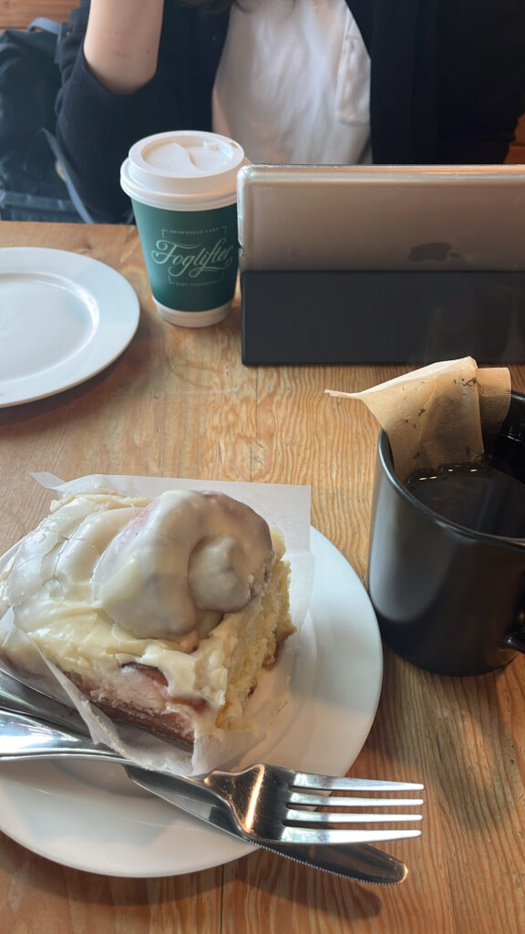 メインストリートのカフェ