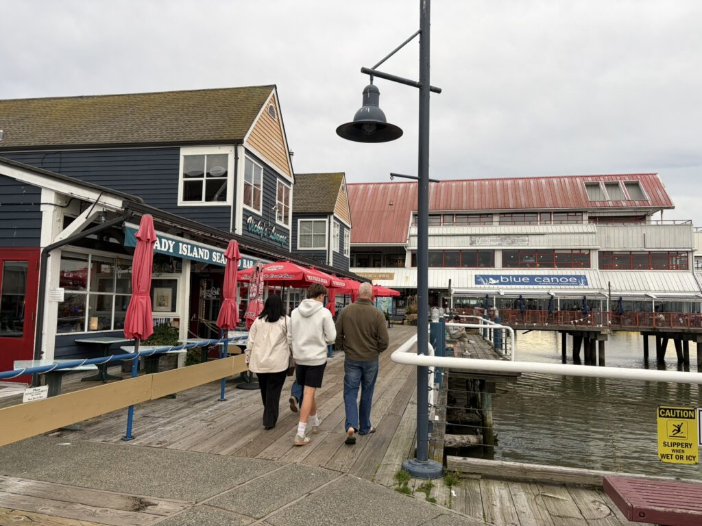 ③ カフェや雑貨屋めぐり